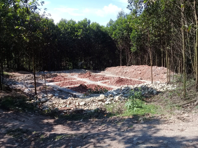 Những công trình xây dựng trái phép cũng xuất hiện tại khu vực giáp ranh lòng hồ Trúc Bài Sơn.
