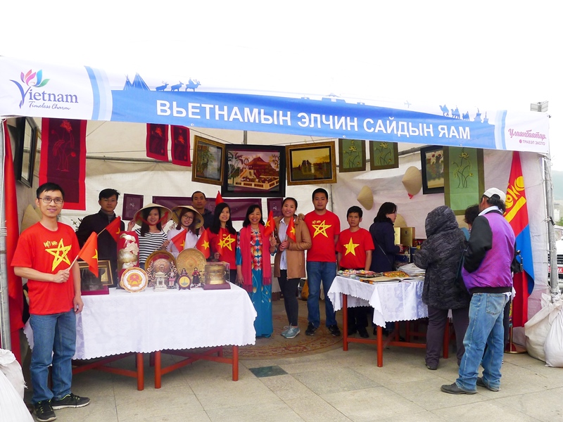 Ông J.Batbayasgalan- Phó Thị trưởng thành phố Ulan Bator nhận xét, gian hàng triển lãm du lịch Việt Nam của Đại sứ quán Việt Nam tại Mông Cổ đã làm cho triển lãm du lịch thêm rực rỡ sắc màu.
