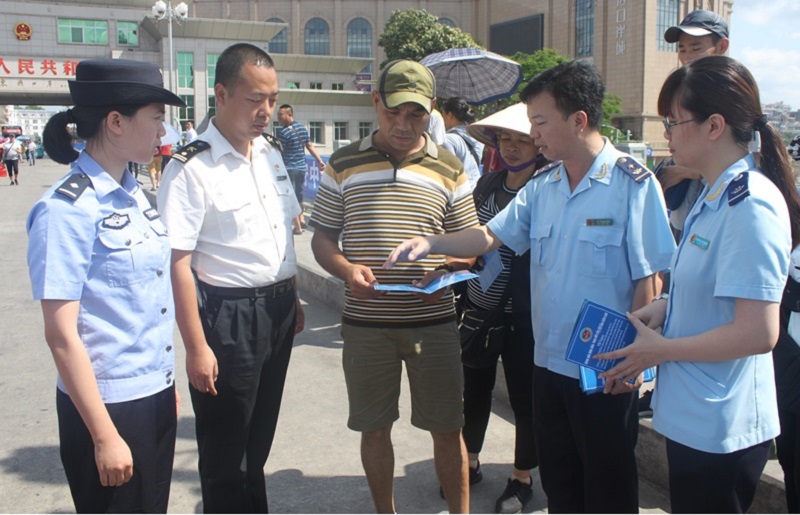 越南广宁芒街海关和中国广西东兴海关一起宣传边境居民政策。