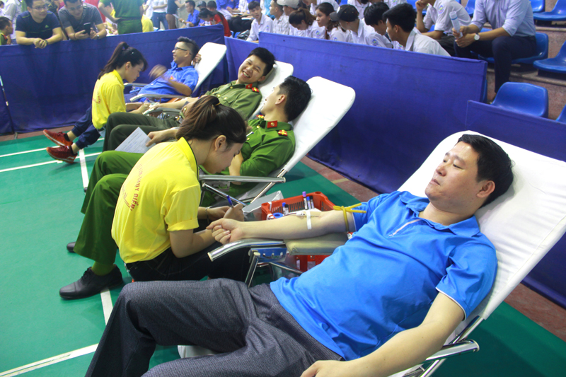 Tình nguyện viên hiến máu tại huyện Hoành Bồ (Ảnh: Hội chữ thập đỏ tỉnh)