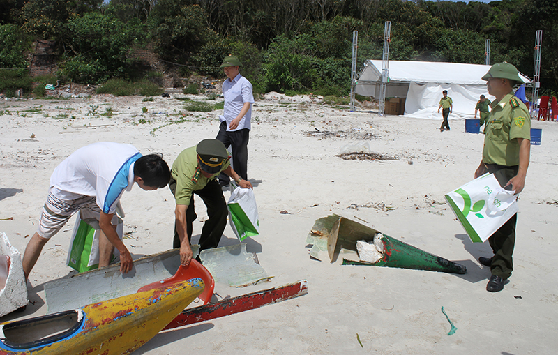Nhân viên Ban cùng lực lượng chức năng và nhân dân dọn rác làm sạch bãi biển.