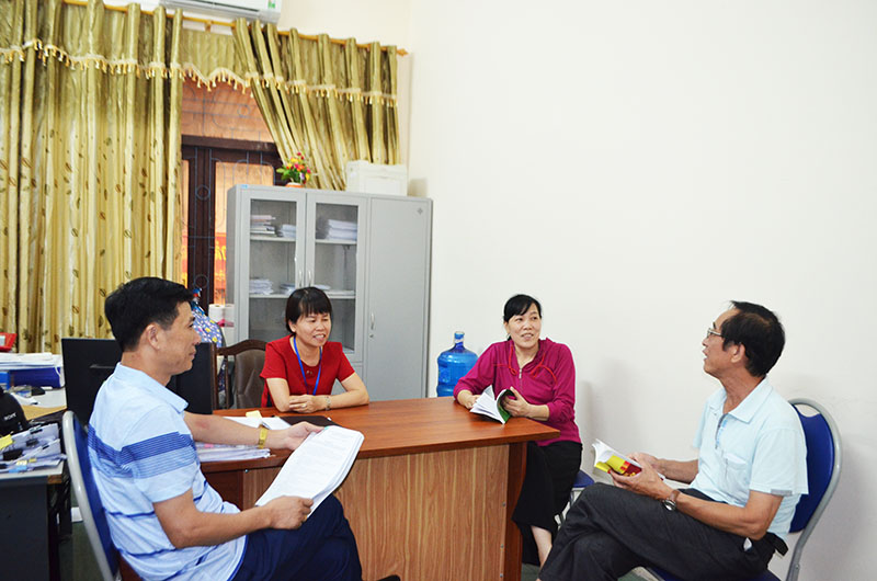 Cán bộ Phòng Tư pháp huyện Vân Đồn trao đổi với các hòa giải viên của khu phố 4, thị trấn Cái Rồng.