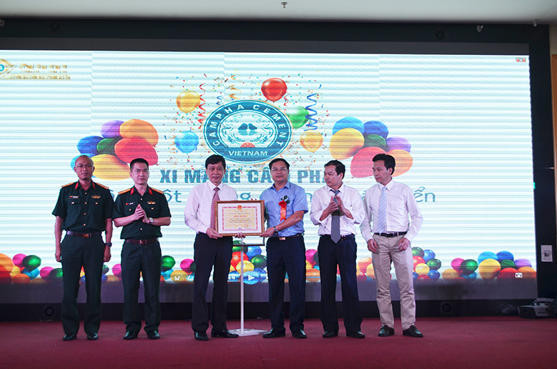 Công ty CP Xi măng Cẩm Phả vinh dự được nhận bằng khen của UBND tỉnh