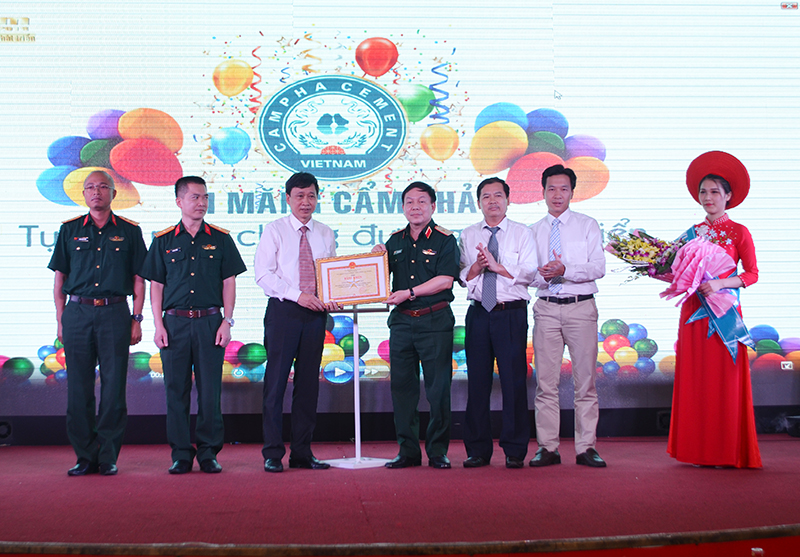 Lãnh đạo Tập đoàn Công nghiệp - Viễn thông quân đội (Viettel) tặng bằng khen của Công ty CP Xi măng Cẩm Phả