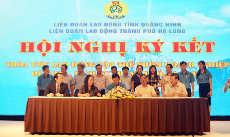 Lãnh đạo các doanh nghiệp và đại diện người sử dụng lao động ký kết TƯLĐTT nhóm dịch vụ- du lịch đầu tiên trên địa bàn tỉnh Quảng Ninh.