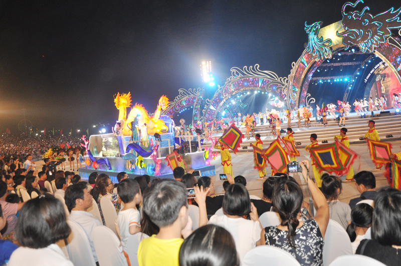 Carnaval Hạ Long 2018 thu hút đông đảo người dân địa phương và du khách