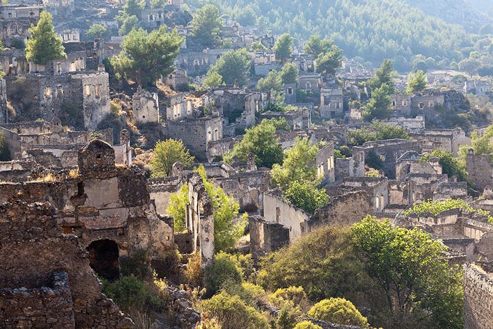 Kayaköy, Anatolia, Thổ Nhĩ Kỳ: Khi chiến tranh Hy Lạp - Thổ Nhĩ Kỳ kết thúc vào năm 1923, ngôi làng Kayaköy của người Hy Lạp với khoảng 2.000 người sinh sống, nằm ở miền Tây Thổ Nhĩ Kỳ ngay lập tức bị bỏ hoang. Cho đến ngày nay, nơi này vẫn còn hàng trăm ngôi nhà cùng hai nhà thờ lớn, tất cả đều đang xuống cấp và đổ nát. (Ảnh Pete Ryan/National Geographic)