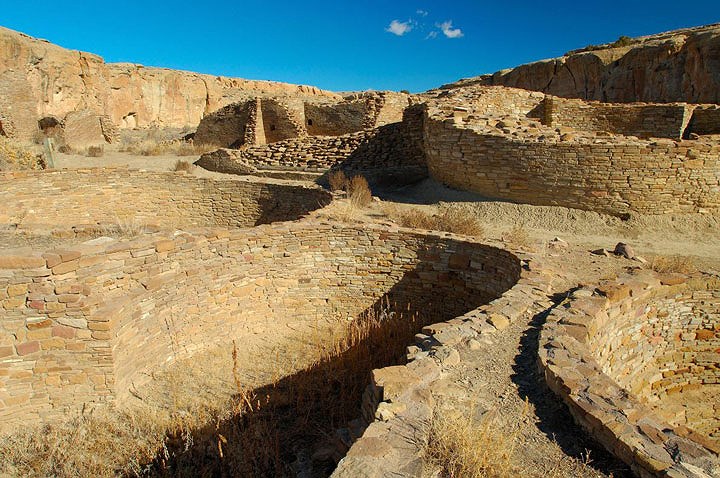 Hẻm núi Chaco, New Mexico, Mỹ: Từ năm 800 đến 1100, tại hẻm núi này tồn tại nền văn minh Chaco. Trong giai đoạn này, hẻm núi Chaco là nơi các cư dân cổ xây dựng nhiều nhà cửa, đền đài. Tất cả các công trình đều được xây dựng kỳ công bằng tay và bằng các vật liệu tự nhiên như bùn đất, gạch nung, gỗ, đá… Cho tới tận hôm nay vẫn còn nhiều công trình trụ lại. (Ảnh Ron Reznick/Vwpics/Redux).