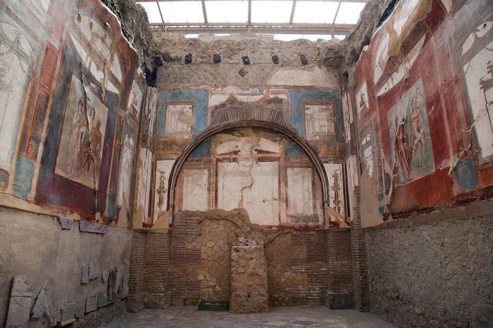 Herculaneum, Naples, Italy: Cuối tháng 8 năm 79 sau Công nguyên, núi lửa Vesuvius ở vịnh Naples, Italy phun trào dữ dội. Hậu quả là thị trấn Herculaneum và thành phố Pompeii bị chôn vùi trong thảm kịch kinh thiên trên. Sau quá trình khai quật khảo cổ đã phát hiện ra các biệt thự tư nhân, cửa hàng, nhà tắm, và nhiều tàn tích của thị trấn.(Ảnh Scott S. Warren/National Geographic.).
