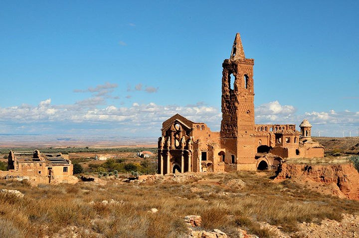Belchite, Zaragoza Province, Tây Ban Nha: Belchite là địa điểm ra một trận chiến tàn bạo trong cuộc Nội chiến Tây Ban Nha (1936-1939). Năm 1937, nơi đây đã bị lực lượng của Franco chiếm đóng, sau đó bị quân đội Cộng hòa tấn công và phá hủy. Hiện nay, những tòa nhà đổ nát còn sót lại của Belchite được coi như một phần lưu niệm và là nhân chứng của cuộc chiến trong quá khứ.(Ảnh Arturo, Vwpics/Redux)