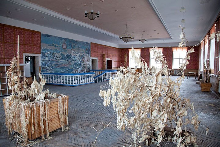 Pyramiden, Svalbard, Na Uy: Thị trấn khai thác than Bắc Cực này thuộc sở hữu của Liên Xô từ năm 1927. Nơi đây là một khu định cư hoàn chỉnh với các doanh trại của công nhân, một trung tâm thể thao và một bức tượng bán thân của Lenin. Khi mỏ than cạn kiệt thị trấn bị bỏ hoang từ năm 1998 nhưng các tòa nhà, bao gồm một thư viện đầy sách, một nhà hát, và một hội trường âm nhạc vẫn nguyên vẹn. (Ảnh Max Galli/Redux)