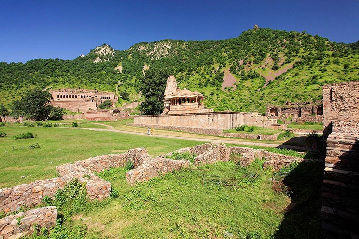 Bhangarh, Rajasthan, Ấn Độ: Vào năm 1920, sau khi bị raja của Jaipur chiếm đóng, Bhangarh, một thủ phủ địa phương ở phía tây bắc Ấn Độ đã nhanh chóng bị bỏ hoang. Thành phố có niên đại từ khoảng thế kỷ 17 này chỉ còn lại những tàn tích đổ nát gồm pháo đài, đền thờ, chợ trung cổ và những truyền thuyết kỳ lạ về quá trình phát triển và tàn lụi của thành phố. (Ảnh Uig/Getty)