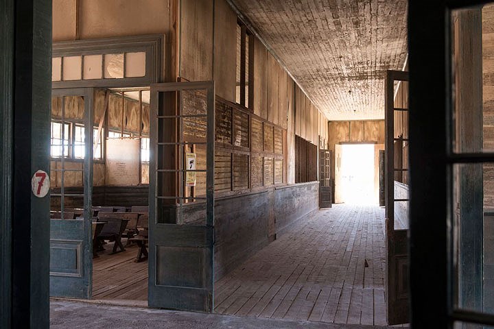 Humberstone và Santa Laura, sa Mạc Atacama, Chile: Hai thị trấn Humberstone và Santa Laura nằm ở sa mạc Atacama của Chile là minh chứng về sự tồn tại của một nơi từng đông đúc dân cư sinh sống hồi đầu thế kỷ 19, bị bỏ hoang từ năm 1958. Hiện tại, những mối lo ngại lớn nhất xung quanh hai thị trấn này chính là sự xuống cấp của các công trình xưa cũ đang phải chịu sự thử thách của thời gian và thời tiết.(Ảnh Oliver Bolch/Anzenberger/Redux).