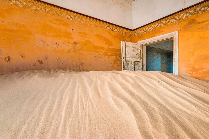 Hơn 100 năm trước, thị trấn Kolmanskop, Namibia từng là một mỏ kim cương nhộn nhịp. Bệnh viện ở đây sở hữu chiếc máy chiếu X-quang đầu tiên ở nam bán cầu. Từ những năm 1950, thị trấn này bị bỏ hoang do nguồn tài nguyên cạn kiệt, kim cương ở đây trở nên khan hiếm. (Ảnh Alex Treadway/National Geographic).