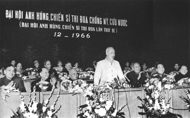 Chủ tịch Hồ Chí Minh thăm và nói chuyện tại Đại hội Anh hùng, chiến sĩ thi đua chống Mỹ cứu nước lần thứ 4 (30-12-1966). Ảnh: Bảo tàng Hồ Chí Minh