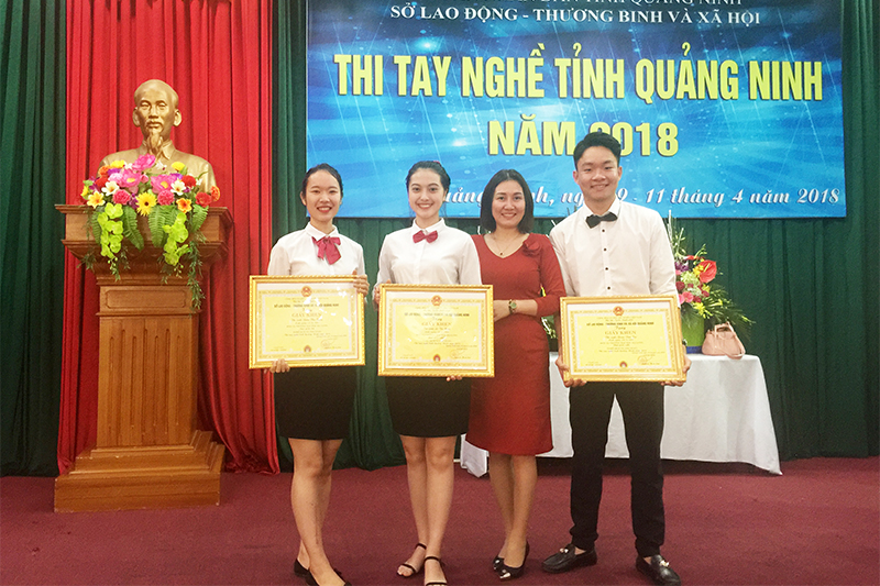 Các thành viên khoa du lịch, đại học Hạ Long tham gia hội thi tay nghề tỉnh Quảng Ninh 2018