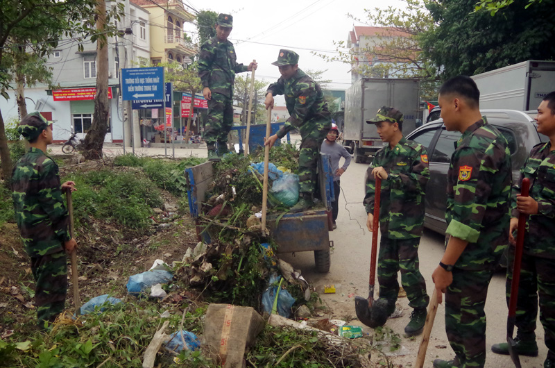 Cán bộ, chiến sĩ Tiểu đoàn Huấn luyện – Cơ động (BĐBP tỉnh) tham gia thu gom rác thải sinh hoạt trên địa bàn xã Thống Nhất (Hoành Bồ). 