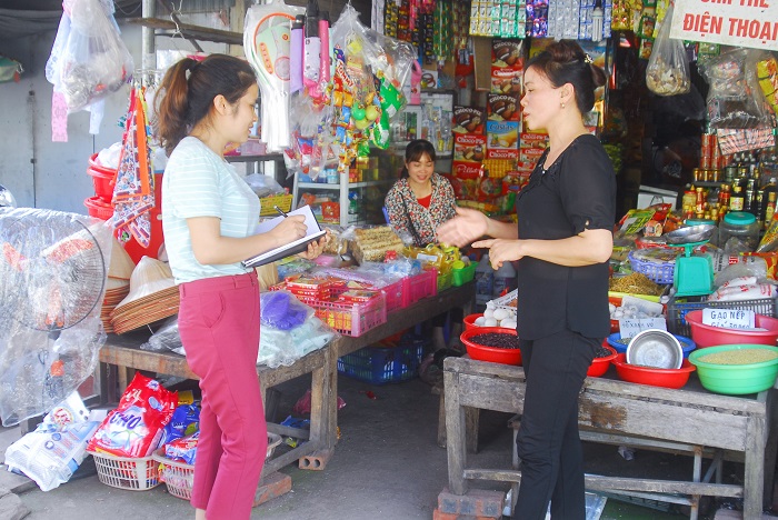 Đồng chí Nguyễn Ái Việt, Bí thư chi bộ, Trưởng thôn Làng Nhội (Đông Hải, Tiên Yên) thăm hỏi, nắm tình hình hộ kinh doanh trên địa bàn.