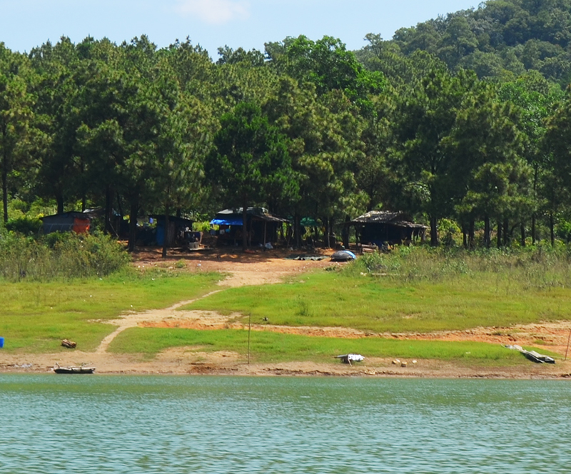 Trong khu vực rừng phòng hộ đầu nguồn Yên lập do TP Hạ Long quản lý vẫn tồn tại các chòi, lều dựng tạm. Việt Hoa 