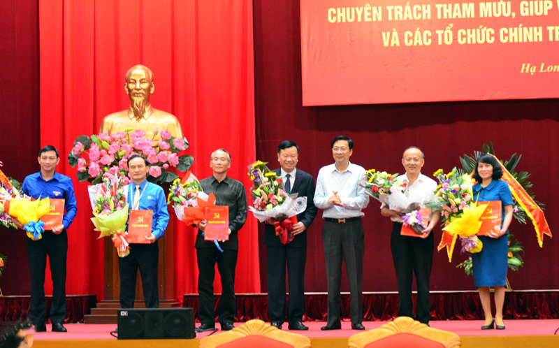 Đồng chí Nguyễn Văn Đọc, Bí thư tỉnh ủy, Chủ tịch HĐND tỉnh, trao Quyết định thành lập Cơ quan Khối cấp tỉnh tháng 4/2018.