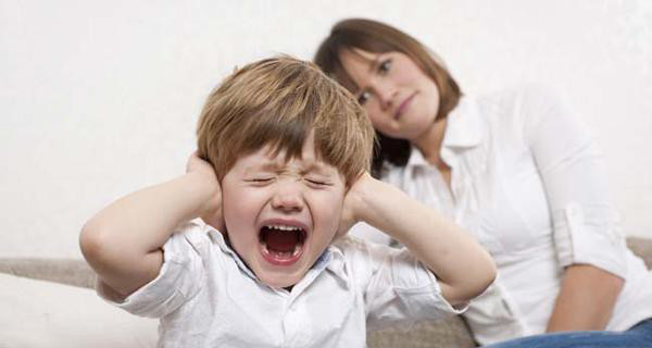 Trẻ thường trải qua 5 giai đoạn diễn biến tâm lý khi bị la mắng. Ảnh: B17.ru