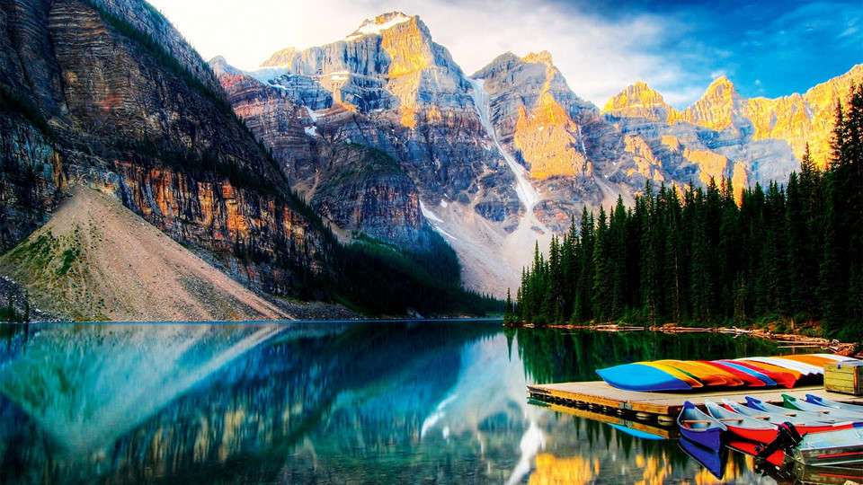 Có thể nói, bước vào mùa hè, Canada tươi đẹp, rực rỡ và tràn đầy sức sống. Du khách có thể đi thuyền trên hồ, ngắm những khu vườn nhỏ đầy quả căng mọng, những cánh đồng cỏ bao la và khung cảnh làng mạc thơ mộng. Ảnh: Escapism Magazine.