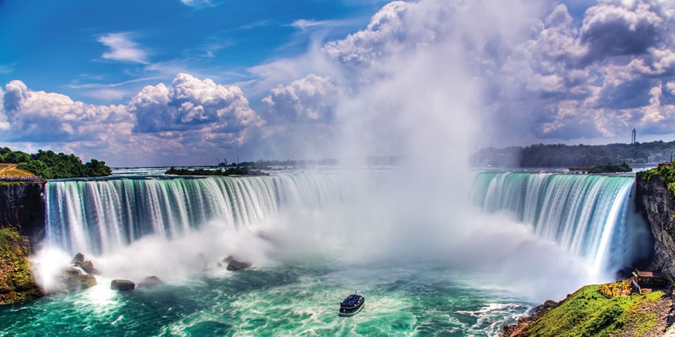 Nếu có dịp tới nơi đây, bạn đừng quên ghé thăm thác Niagara, một trong 10 thác nước hùng vĩ nhất thế giới, nằm giữa biên giới Mỹ và Canada. Khi đến đây, bạn hãy một lần chòng chành trên du thuyền Maid of the Mist ra giữa dòng, tiếp cận nơi thác đổ xuống. Ảnh: CNN.