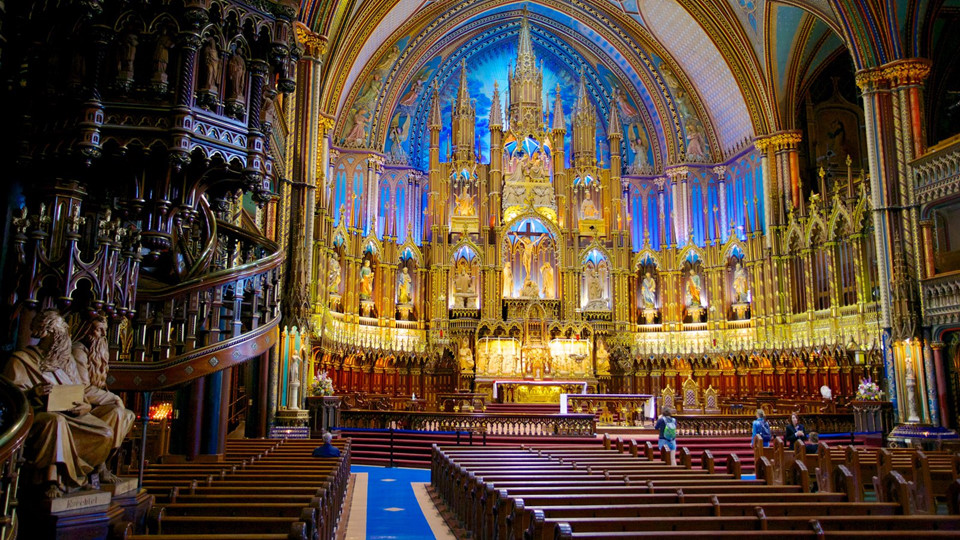 Không chỉ thiên nhiên và con người Canada, những công trình nổi tiếng tại các thành phố cũng khiến du khách say đắm. Điển hình, khi đến thành phố Montreal, bạn hãy ghé thăm Nhà thờ Notre Dame. Đây là một trong những nhà thờ đẹp nhất Canada và là nơi diễn ra nhiều sự kiện trọng đại về chính trị và tôn giáo. Ảnh: Expedia.
