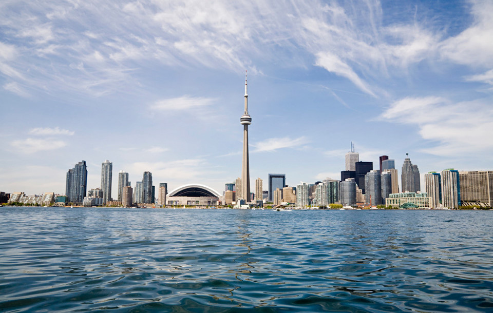 Tại Toronto, đừng chần chừ ra hồ Ontario và chiêm ngưỡng tòa tháp CN Tower cao 533 m, sân vận động thể thao Rogers Center hay những tháp tài chính xung quanh. Ngoài ra, bạn có thể tham gia tour ngắm đường chân trời của thành phố, bến du thuyền và những đảo nhỏ ở xung quanh. Ảnh: Cantrav.