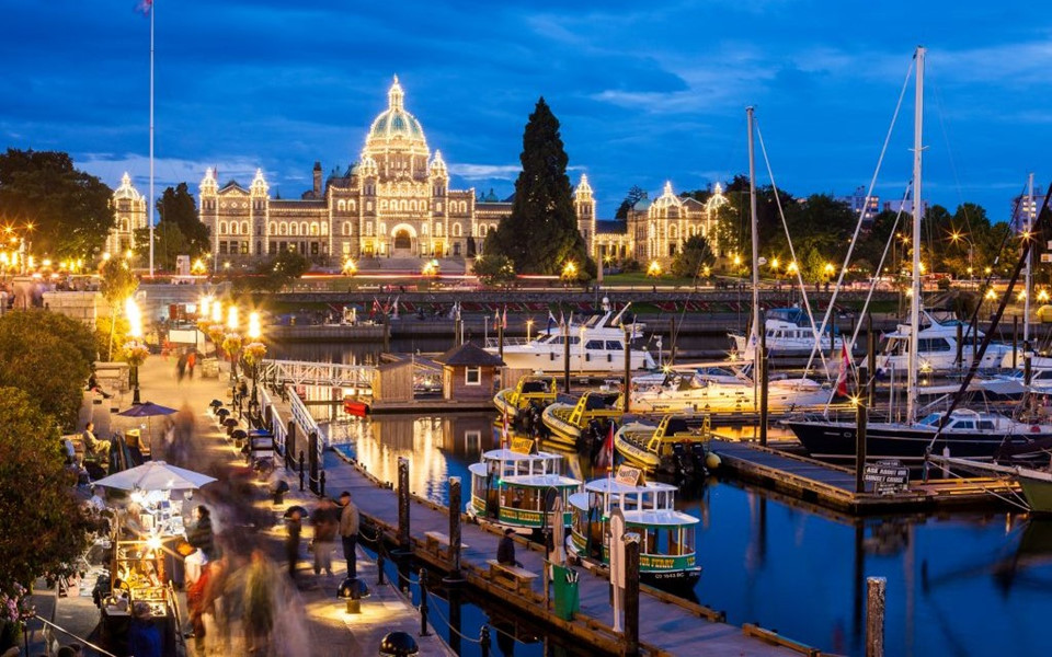 Thành phố Vancouver luôn thu hút du khách bằng vẻ đẹp lãng mạn. Bến cảng thường xuyên tấp nập thuyền ngắm cá voi, thủy phi cơ và nhiều loại tàu thuyền khác. Ảnh: Ronnie Saini.