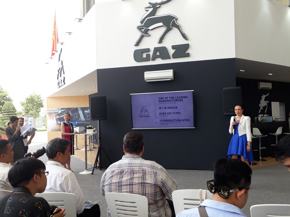 Bà Kristina Dubinia, Giám đốc bán hàng thị trường Á – Châu, Gaz đang giới thiệu sản phẩm trong triển lãm Vietnam AutoExpo 2018