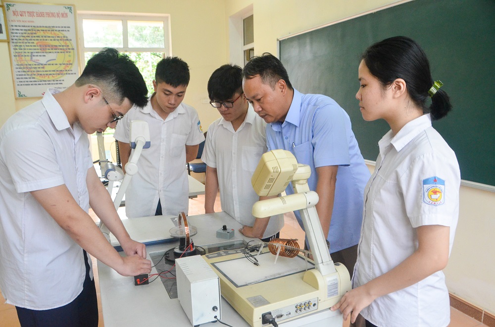 Thầy Đinh Quốc Vương trực tiếp tham gia cùng học sinh trong buổi dự giờ thực thành thí nghiệm Vật Lý.