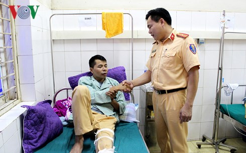 Trung úy Cà Văn Mạnh tại bệnh viện