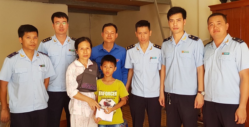 Đoàn thanh niên Cục Hải Quan Quảng Ninh tặng quà học sinh có hoàn cảnh khó khăn tại TP Móng Cái.