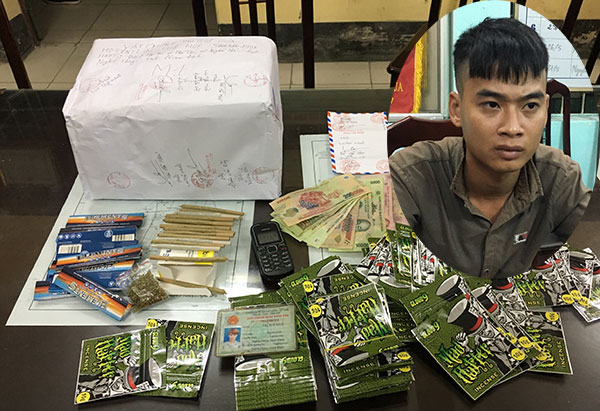 Lại Thế Huề và 1,6 kg cỏ Mỹ bị Phòng Cảnh sát ĐTTP về ma túy Công an tỉnh Nam Định thu giữ.