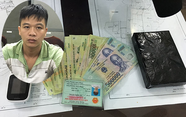 Vũ Tiến Dũng và 1 bánh heroin tại Phòng Cảnh sát ĐTTP về ma túy Công an tỉnh Nam Định.