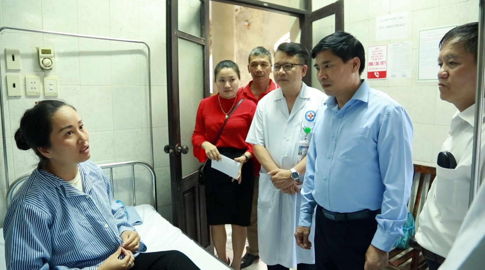 Lãnh đạo huyện Tiên Yên thăm hỏi, động viên các nạn nhân sau vụ tai nạn.