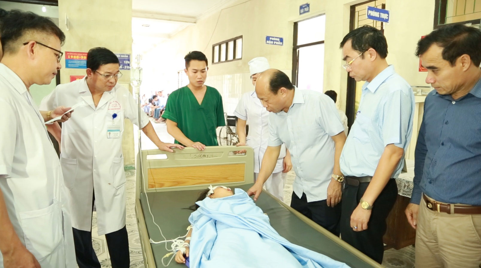 Đồng chí Vũ Xuân Diện, Giám đốc Sở Y tế, trực tiếp thăm hỏi, chỉ đạo công tác cấp cứu nạn nhân tại Trung tâm Y tế huyện Tiên Yên. Ảnh 1,5: 
