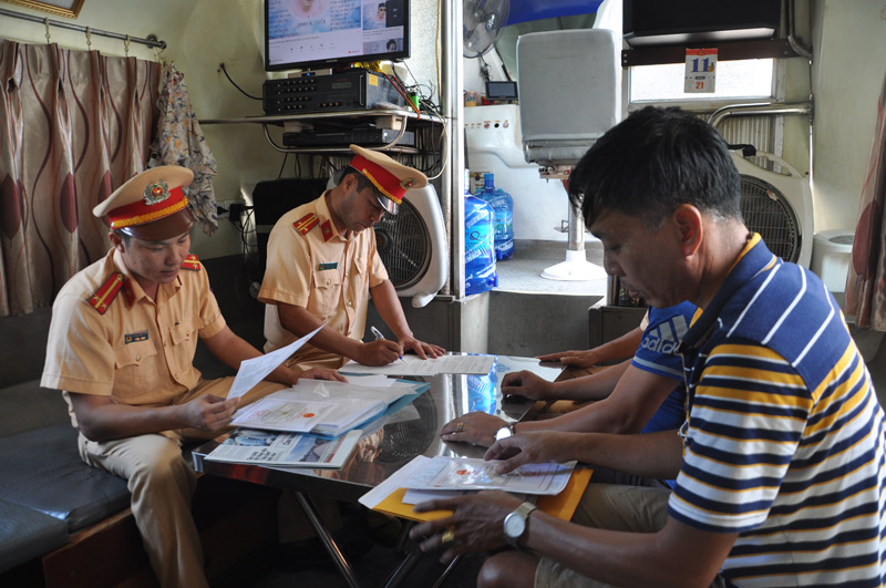 CSGT đường thủy kiểm tra phương tiện vận chuyển hành khách tại bến thủy Hoàng Gia (Cẩm Phả) 