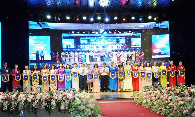Các đồng chí lãnh đạo thị xã trao cờ lưu niệm cho các thí sinh tham dự Hội thi tại lễ khai mạc.