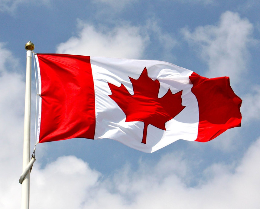 2. Quốc kỳ: Sau gần 100 năm độc lập, Canada mới có thiết kế chính thức cho quốc kỳ của mình. Quốc kỳ của Canada được thiết kế với ba dải đứng. Dải trung tâm có nền màu trắng, tượng trưng cho đất nước Canada, hai bên là hai dải màu đỏ tượng trung cho Đại Tây Dương và Thái Bình Dương. Điều này thể hiện sự rộng lớn của đất nước có diện tích lớn thứ hai trên thế giới - Canada. Tại trung tâm của nền trắng là lá phong cách điệu màu đỏ. Quốc kỳ của Canada được thiết kế theo tỷ lệ 1:2, khác với đa số quốc kỳ của các nước khác với tỷ lệ 2:3. Ảnh: delumber.com .