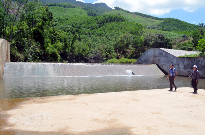 Công trình đập thủy lợi cung cấp nước sinh hoạt và sản xuất cho người dân Khe Cát, xã Tân Dân