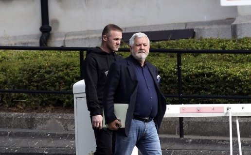  Wayne Rooney xuất hiện bên ngoài Đại sứ quán Mỹ ở Belfast.