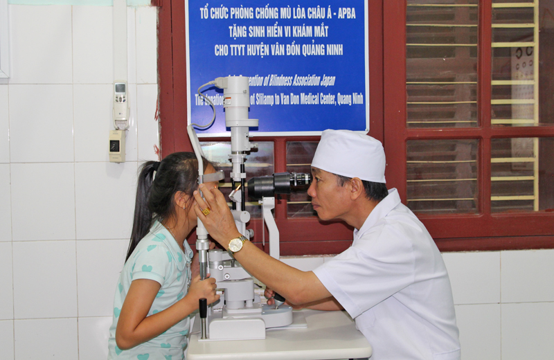 Kiểm tra tật khúc xạ cho trẻ tại Trung tâm Y tế huyện Vân Đồn Ảnh: Thu Nguyệt.
