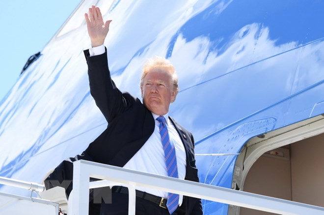 Tổng thống Mỹ Donald Trump lên chiếc Không lực 1 để khởi hành tới Singapore. (Nguồn: AFP/TTXVN)
