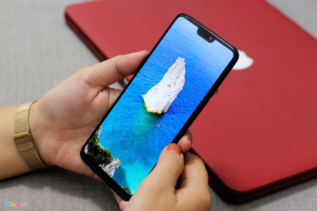 OnePlus 6 - OnePlus 6 thừa hưởng truyền thống của OnePlus với cấu hình Snapdragon 845, RAM 6 GB và bộ nhớ 64 GB. Máy có màn hình AMOLED 6,28 inch Full HD+, cho độ sáng cao, sắc nét. Phần notch phía trên được làm khá nhỏ gọn chứa camera selfie 20 MP, kế bên là cảm biến và loa thoại. OnePlus 6 được xách tay về Việt Nam với mức giá 12,8 triệu đồng.