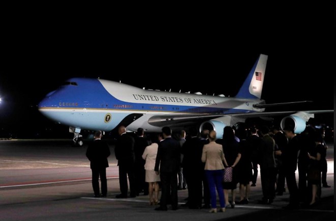 Máy bay chở Tổng thống Mỹ Trump đến Singapore. (Nguồn: Reuters)
