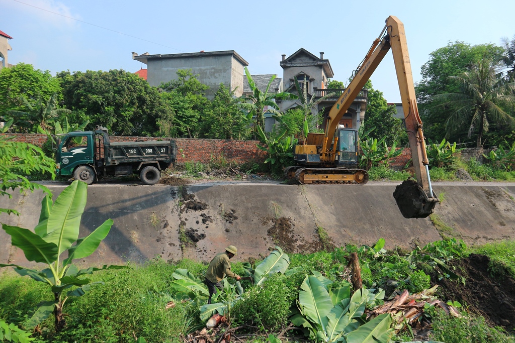 Công ty than Mạo Khê tiến hành nạo vét bùn, đất thải dưới lòng suối Cầu Lim