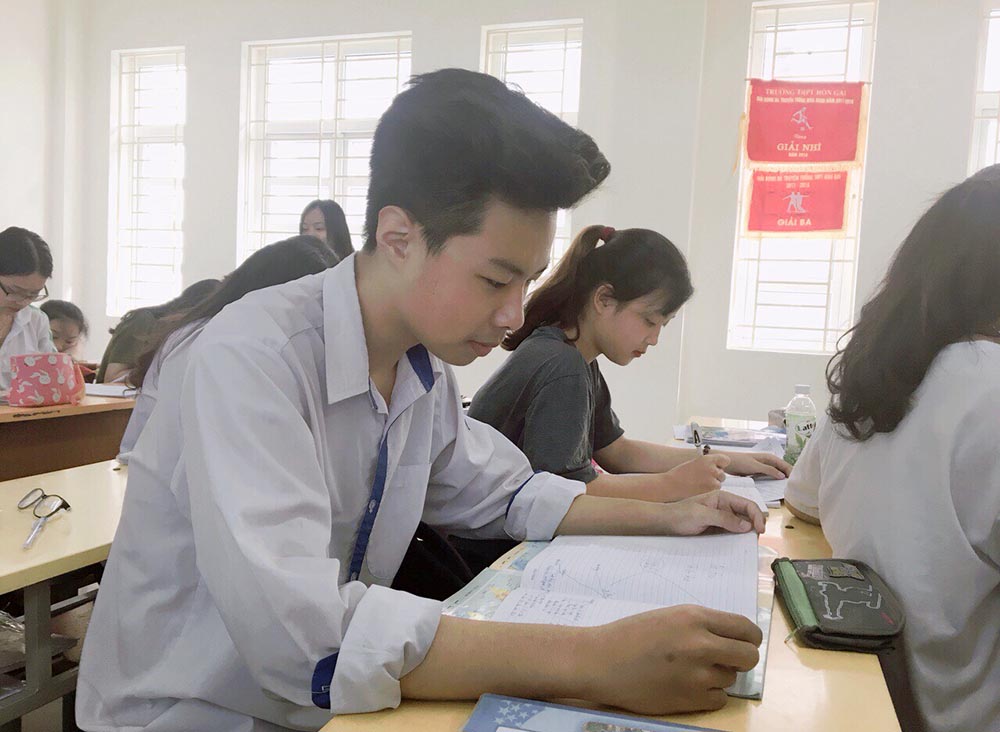 Học sinh lớp 12A3, Trường THPT Hòn Gai, TP Hạ Long đang ôn bài