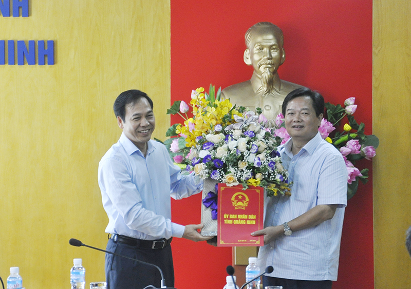 Đồng chí Đặng Huy Hậu trao quyết định điều động, bổ nhiệm cán bộ của UBND tỉnh cho đối chí